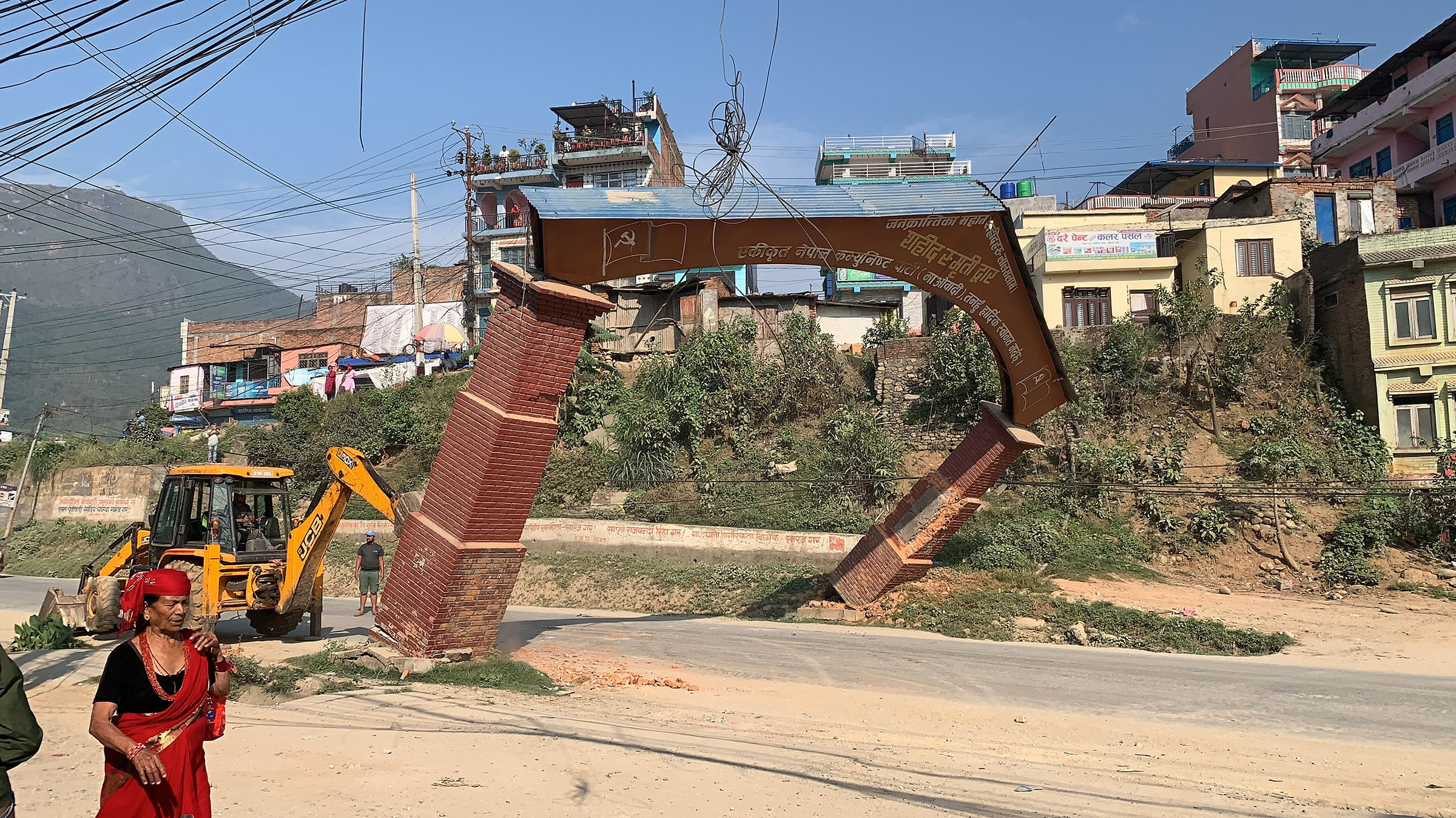 पृथ्वी राजमार्ग विस्तारका लागि भत्काइयो सहिदगेट